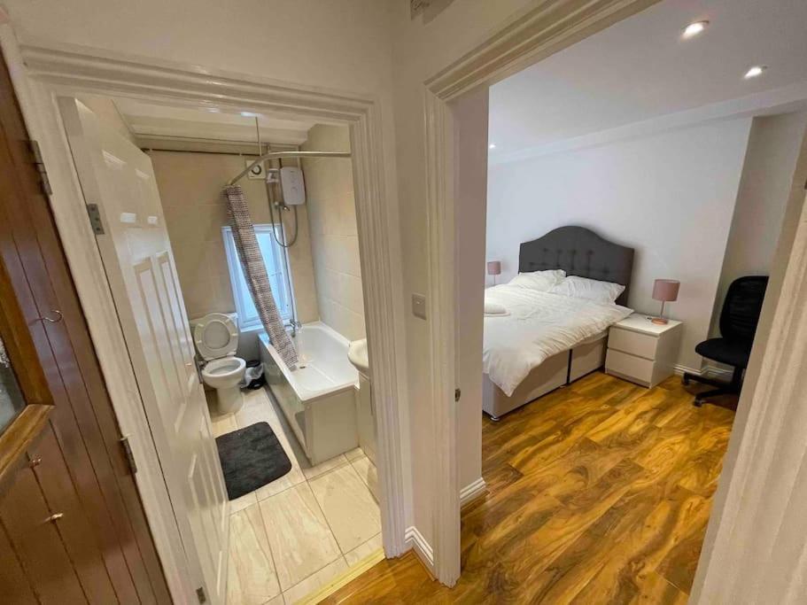 Comfortable 1 Bedroom And Double Sofa Bed Flat London Exteriör bild