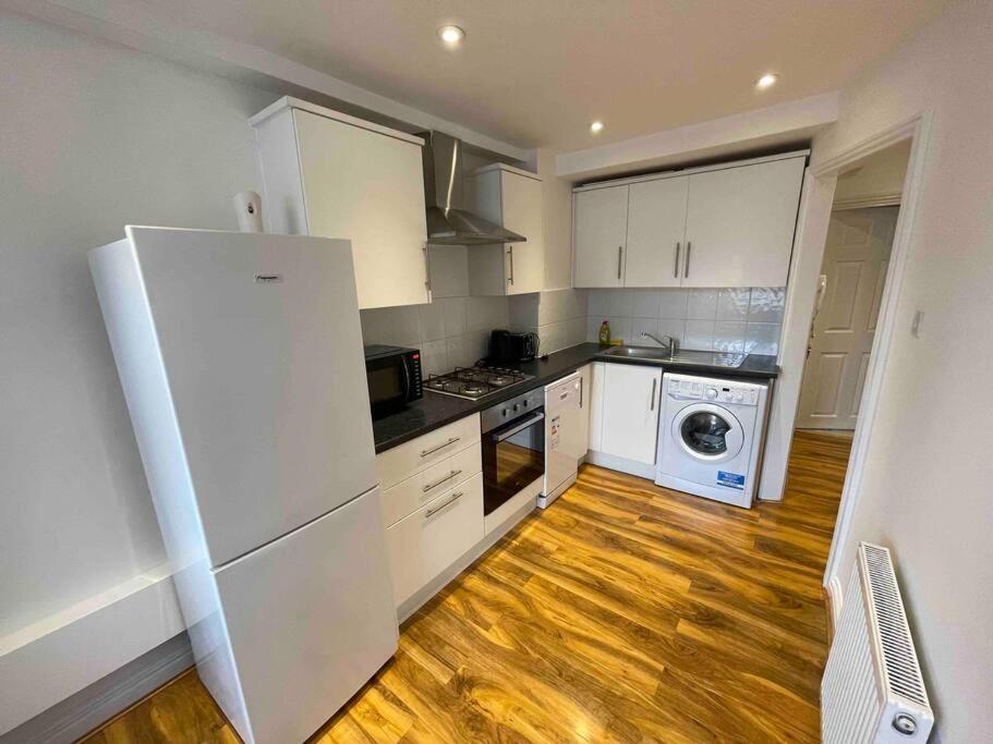 Comfortable 1 Bedroom And Double Sofa Bed Flat London Exteriör bild